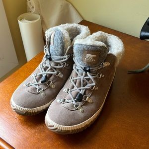 Sorel booties, sz 6, waterproof